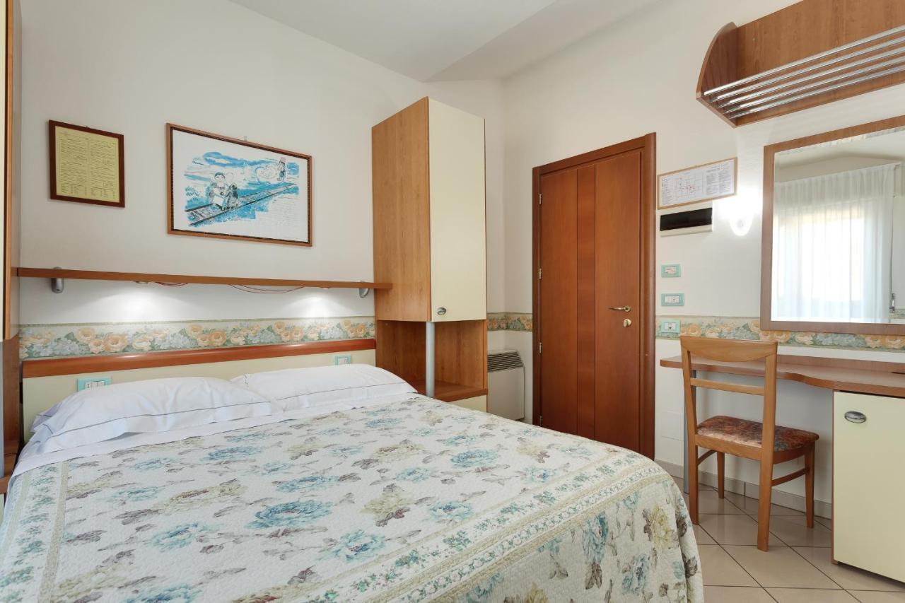 Hotel Dolcevita Чезенатико Экстерьер фото