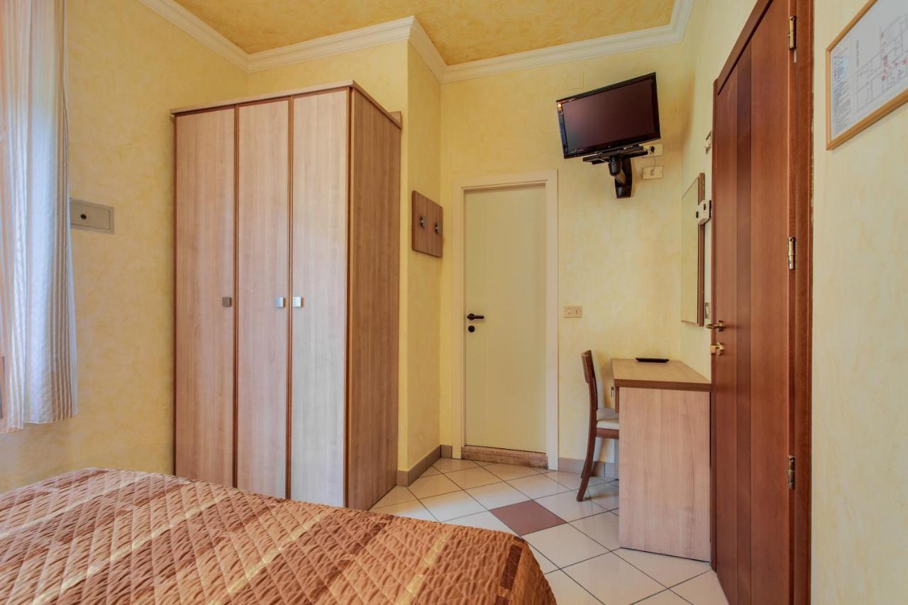 Hotel Dolcevita Чезенатико Экстерьер фото