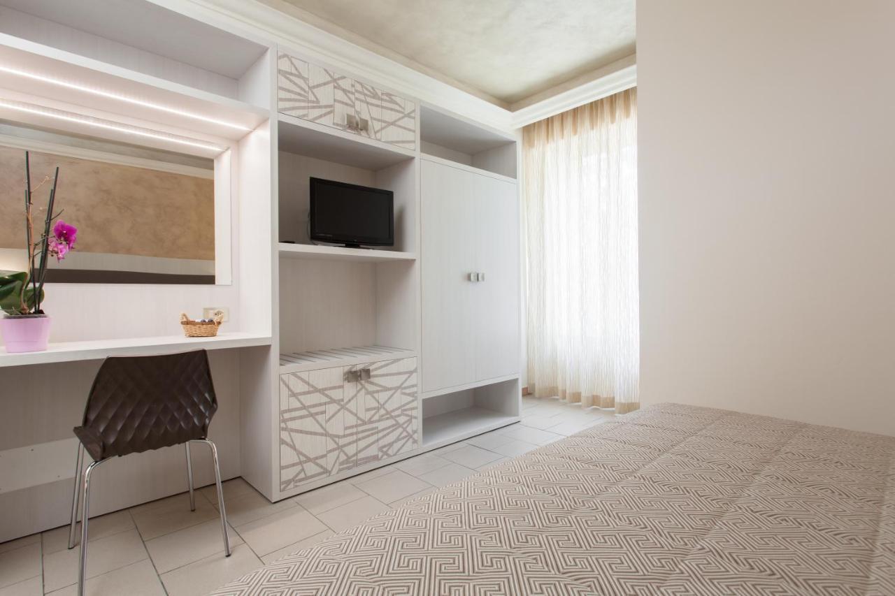Hotel Dolcevita Чезенатико Экстерьер фото
