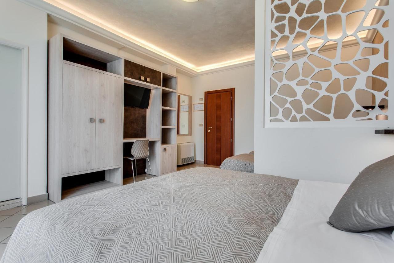 Hotel Dolcevita Чезенатико Экстерьер фото