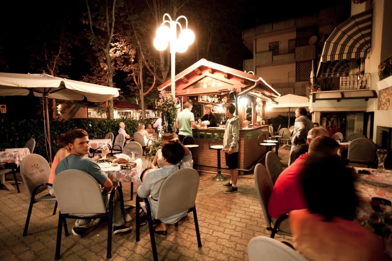 Hotel Dolcevita Чезенатико Экстерьер фото