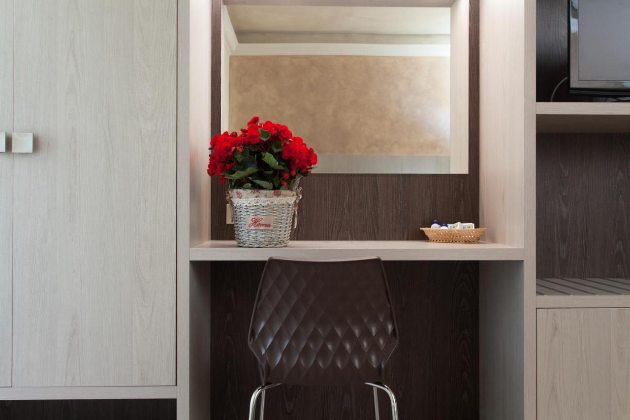 Hotel Dolcevita Чезенатико Экстерьер фото