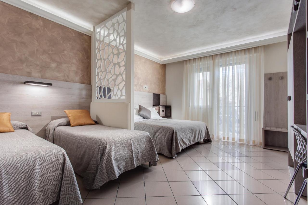 Hotel Dolcevita Чезенатико Экстерьер фото