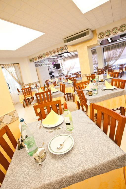 Hotel Dolcevita Чезенатико Экстерьер фото