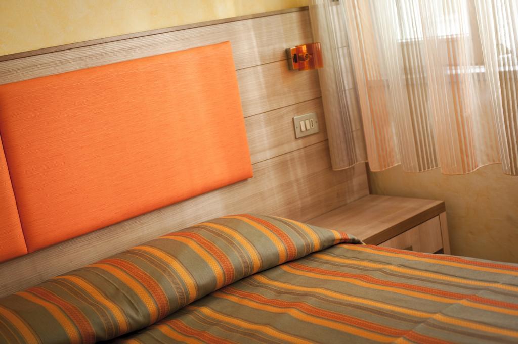 Hotel Dolcevita Чезенатико Экстерьер фото