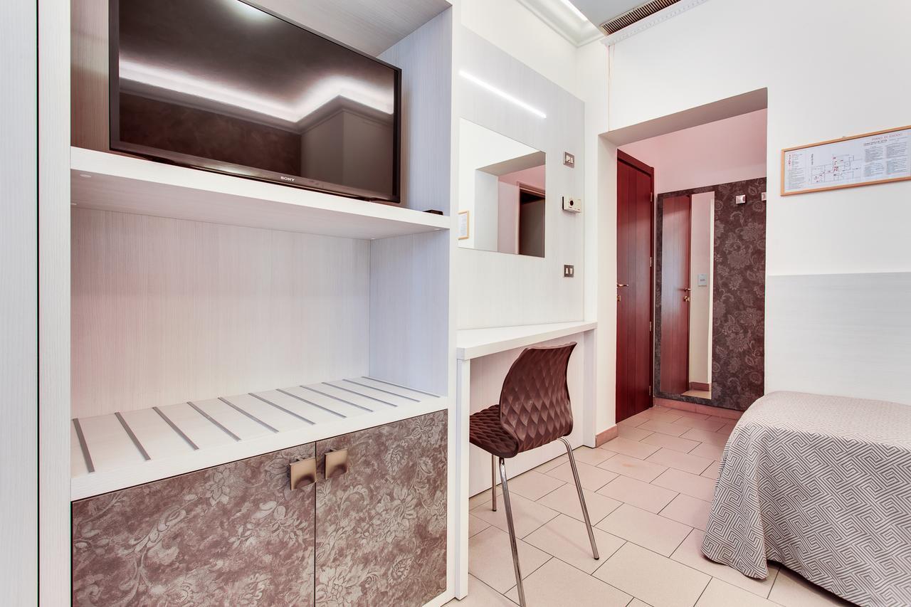 Hotel Dolcevita Чезенатико Экстерьер фото