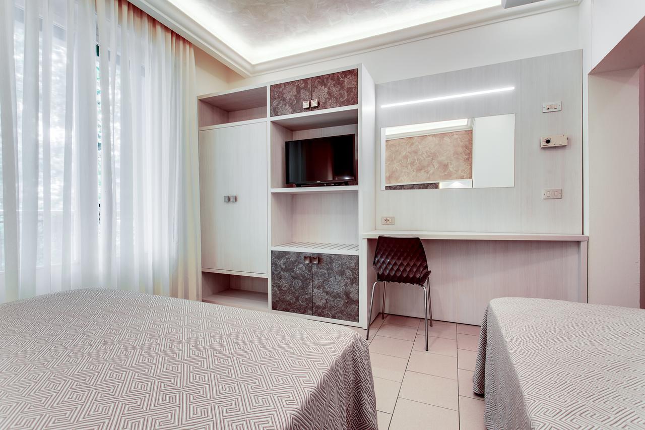 Hotel Dolcevita Чезенатико Экстерьер фото