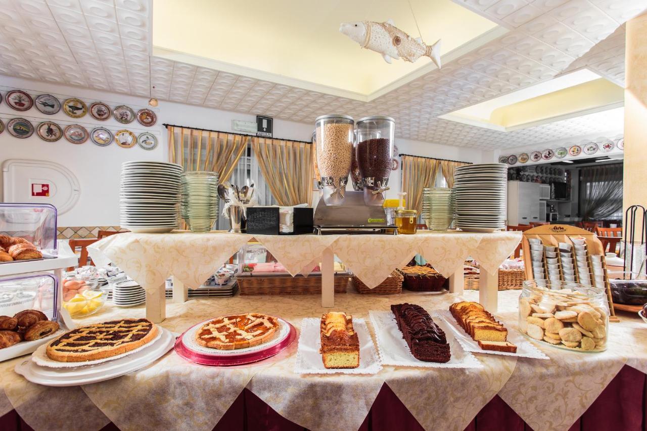 Hotel Dolcevita Чезенатико Номер фото